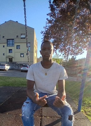 Oumar, 18, Repubblica Italiana, Roma