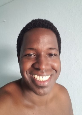 Morenolindo, 35, República de Cuba, Nueva Gerona