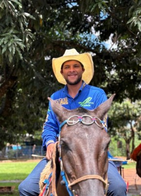 Lucas, 25, Brazil, Monte Carmelo