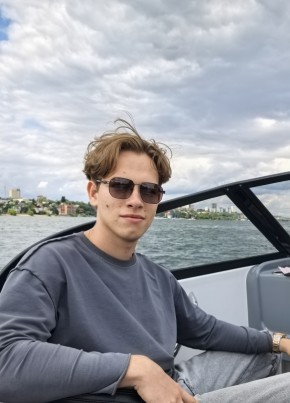 Кирилл из Москвы 22 года