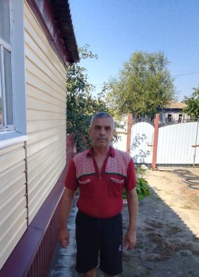 Виктор из Новоаннинския 59 лет
