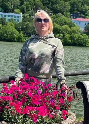 Юлия, 47, Россия, Елизово