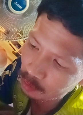 สมชาย, 34, ราชอาณาจักรไทย, กรุงเทพมหานคร