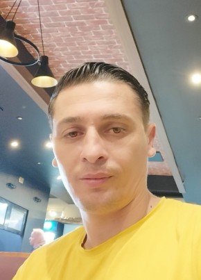 Krouz, 40, People’s Democratic Republic of Algeria, Oran