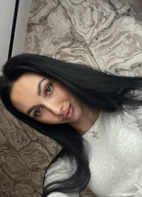 Anna, 33