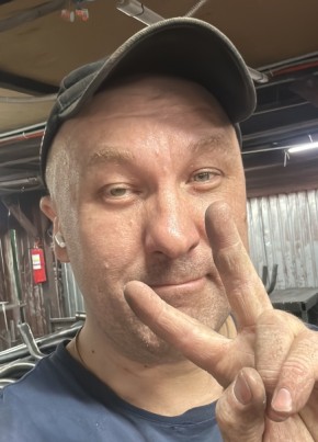 Николя Иванов из Токмака 44 года