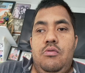 Dennis Hoey, 32, Los Angeles