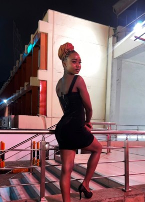 Carolyne из Nairobi 23 года