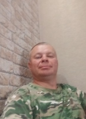 Илья из Коммунара 48 лет