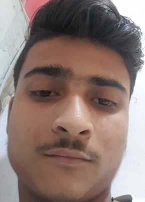 Lucky, 19, India, Farrukhābād