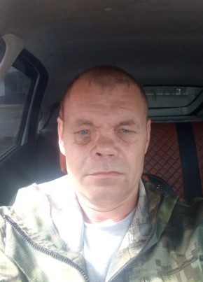 Антон Петров из Ленинска 47 лет
