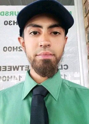 Muhammed Khan из Newcastle 33 года