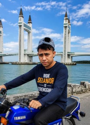 Azmi из Petaling Jaya 21 год