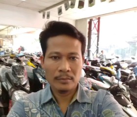 Lie, 33, South Tangerang