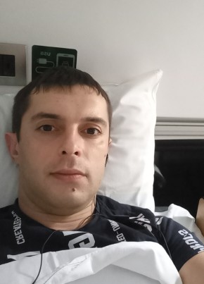 Артем из Саратова 37 лет