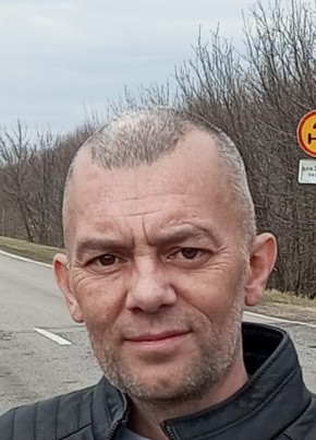 Антон Жуков из Старого Оскола 47 лет