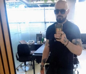 Bazz, 41, Tirana