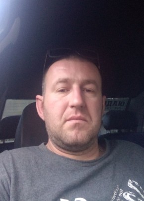 Юрий из Саратова 43 года