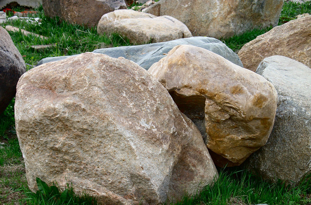 Камни природной формы. Камень валун. Камень в строительстве. Огромный природный камень. Камень обычный.