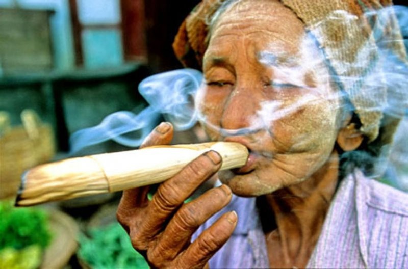 Дудка курить. Бабушка с марихуаной.