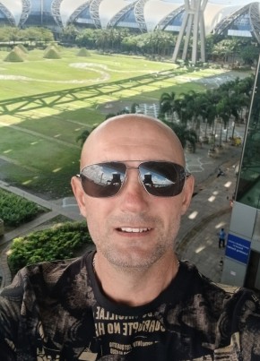 Денис из Красноярска 46 лет