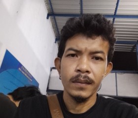 Tong, 34, Si Racha