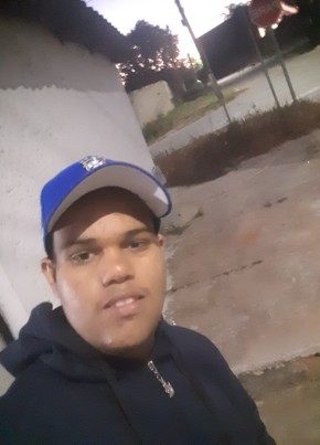 José Henrique из Senador Canedo 18 лет