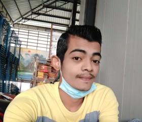 Yazine, 22, Khlong Luang