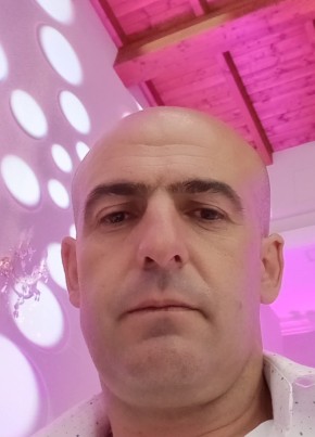 Bujar Selmani из Tirana 44 года