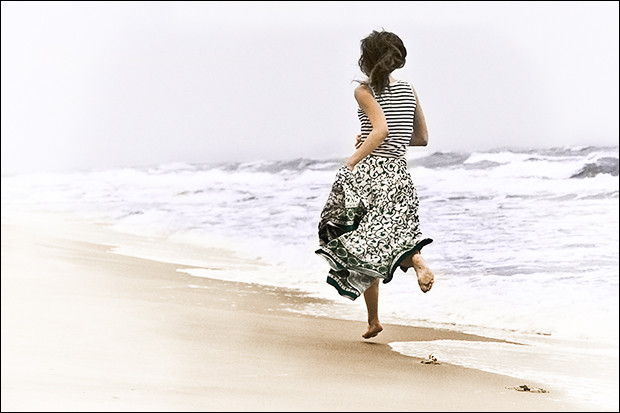 Никуда не сбежать. Бегу навстречу счастью. Жизнь бежит. Бежать по жизни. Девочка бежит к морю.