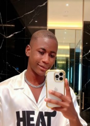Emmanuel из Lagos 22 года