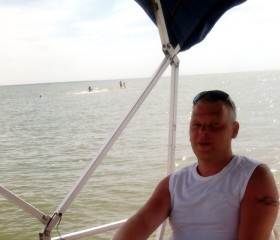 Lev, 44, Saint Petersburg