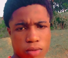 Chris, 20, Sunyani