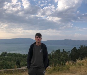 Yura, 18, Gyumri