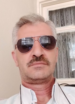 Gül koklayan , 58, Türkiye Cumhuriyeti, İzmir