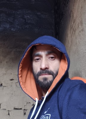 Maneer, 38, India, Srinagar (Jammu and Kashmir)