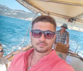 Max, 35, Prague
