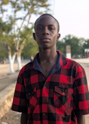 Derom из Yaoundé 18 лет