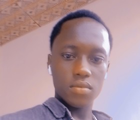 Luca Salvador, 18, Douala
