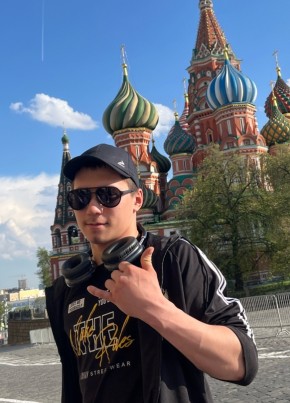 Максим из Москвы 18 лет