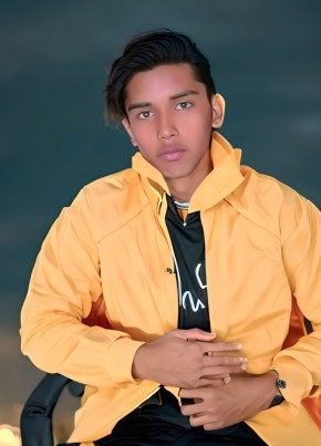 Munesh Chauhan, 18, India, Siswā Bāzār