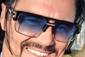 Viktor, 61 - Just Me