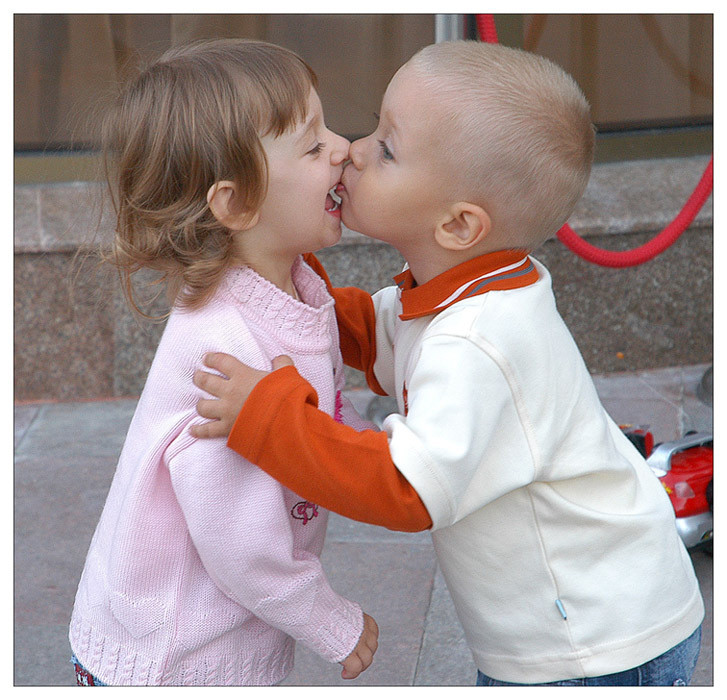 Большая девочка большой мальчик целуется. Детский поцелуй. Поцелуй мальчика и девочки. Любовь к ребенку. Поцелуй мальчиков.