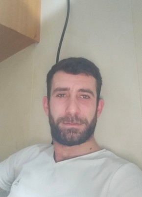 Mehmet Devrekogl, 32, Repubblica Italiana, Pescara