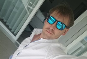 Denis, 40 - Just Me