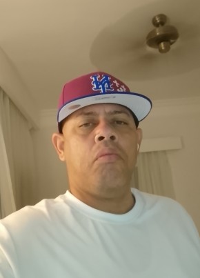 Darwin Peña из Santiago de los Caballeros 42 года