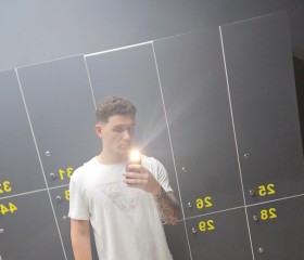 R, 18, Bucharest