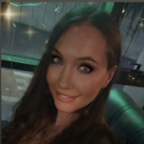 Төмендегі фотодағы азиялық әйел трахает