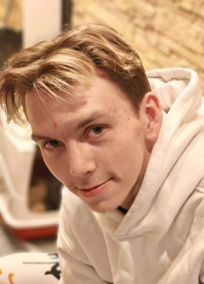 Макс из Богдановича 21 год