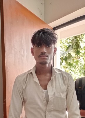 Sumit, 22, India, Mau Aimma